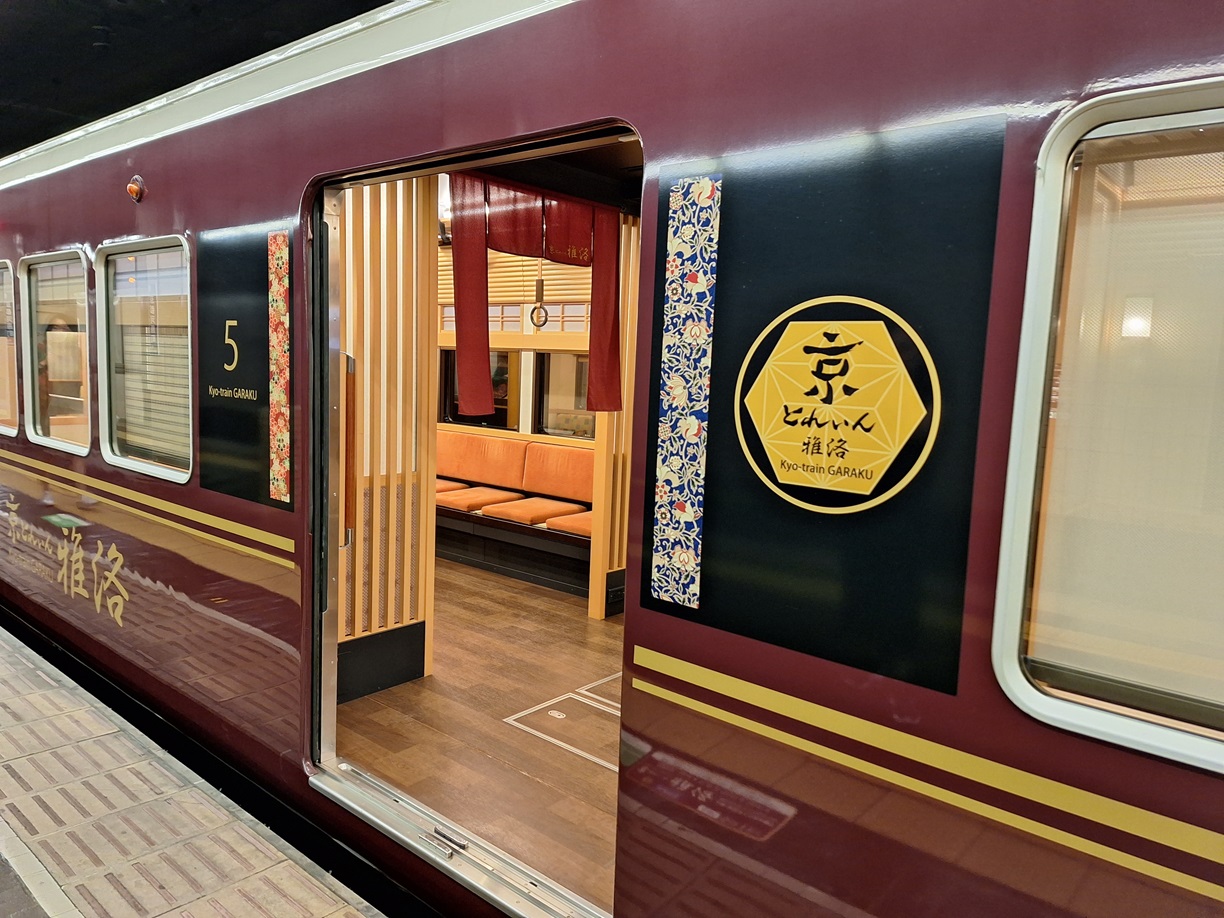 Osaka Kyoto Zen Garden trein buitenkant