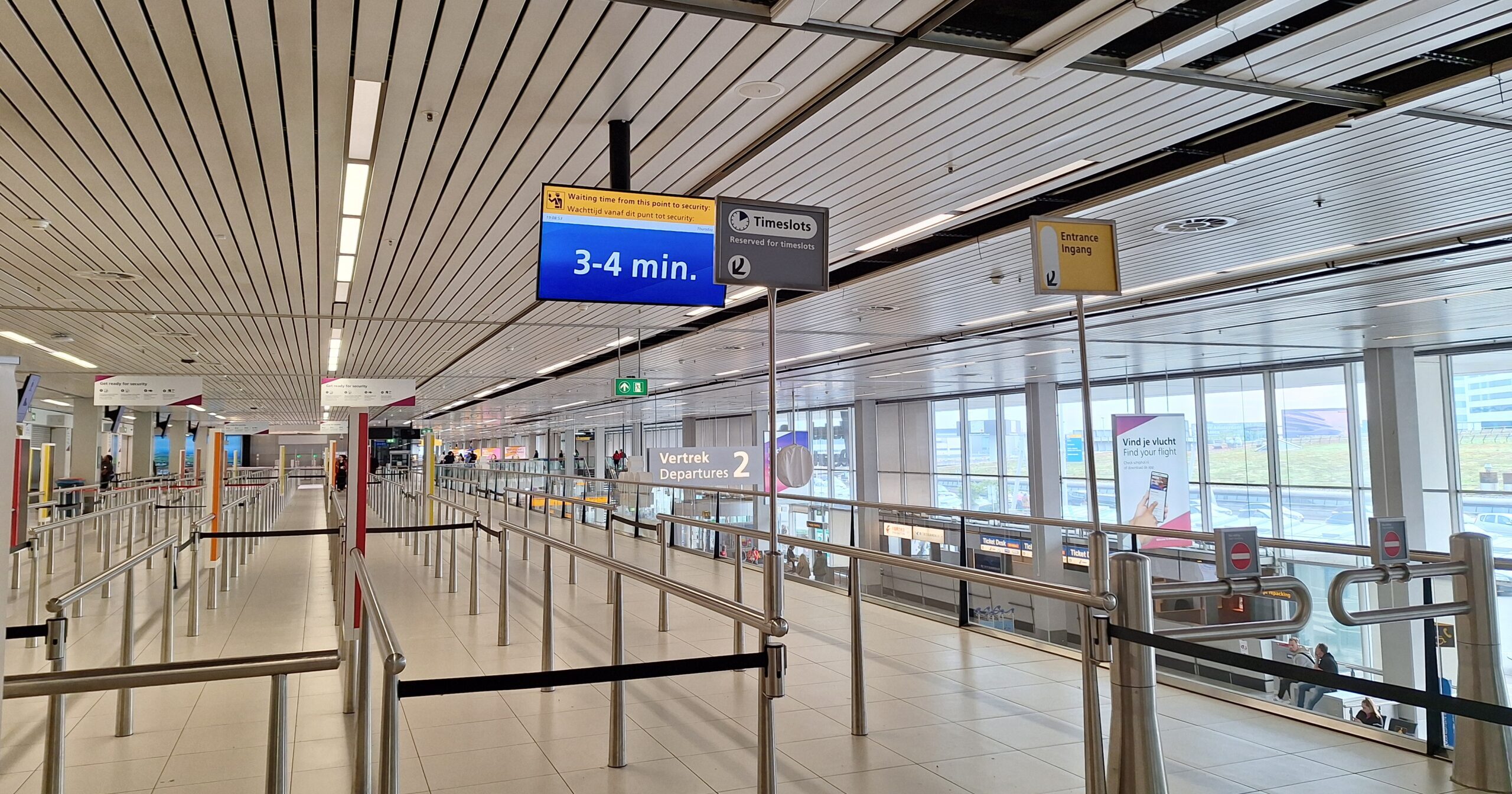 Foto van Schiphol vertrekhal waar niemand in de rij staat