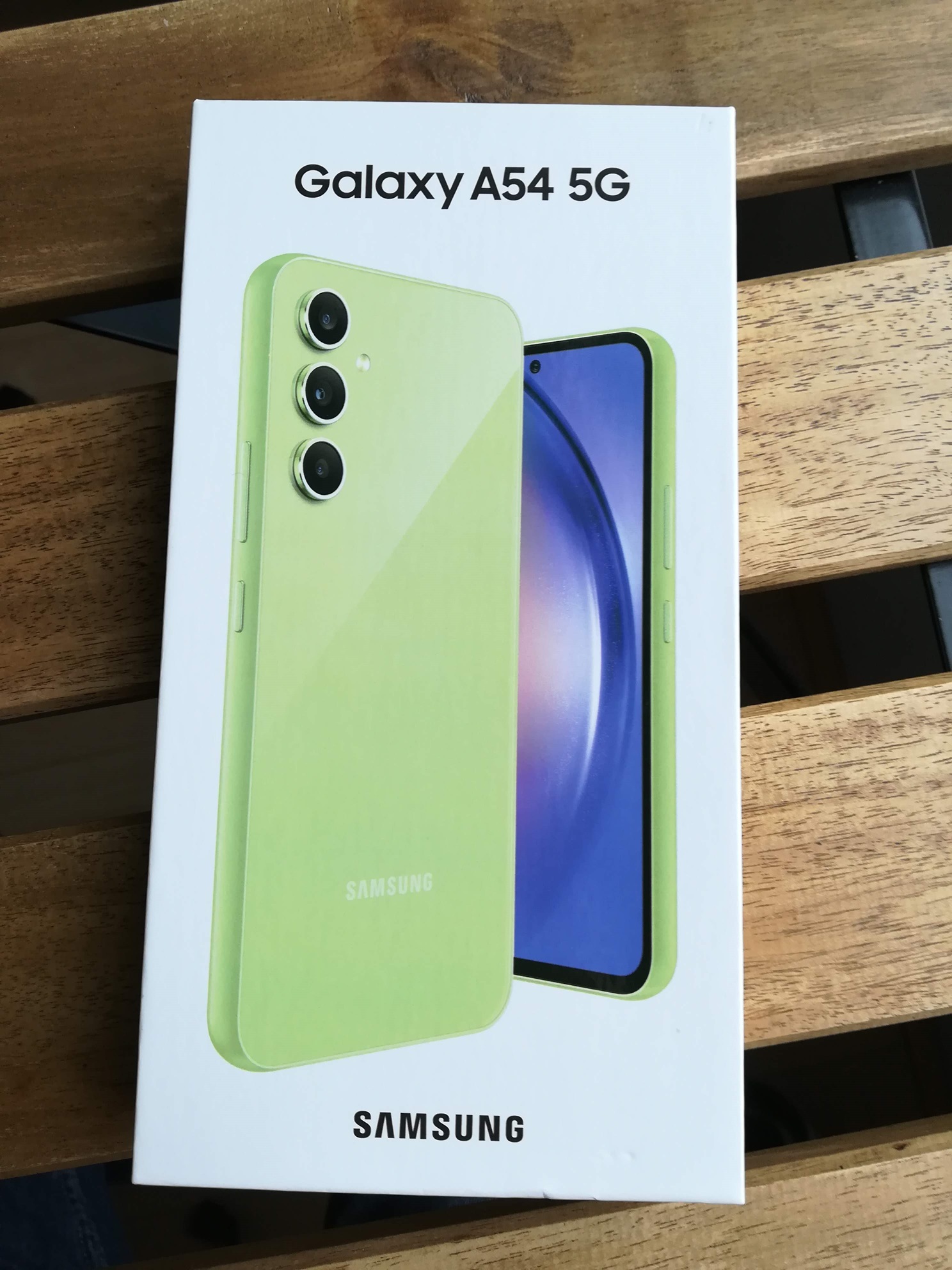 Foto van de doos van de Samsung Galaxy A54 telefoon in lime kleur